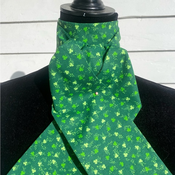Equestrian Stock Tie Foxhunting Hunter Dressage Green Shamrocks Shaped - Picture 2 of 3